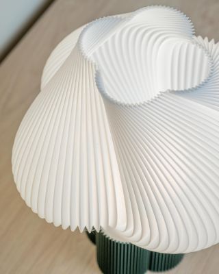 Glow – Světelný květ ve vašem interiéru 💡 Lampička Glow zaujme na první pohled svým organickým tvarem, který připomíná...