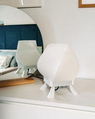 💡 Geometrie, která zaujme z každého úhlu, to je stolní lampička Cuwee Cuwee je lampička s charakterem. Její výrazný...